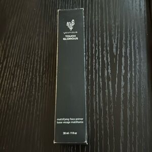 Touch Glorious Mattifying Face Primer